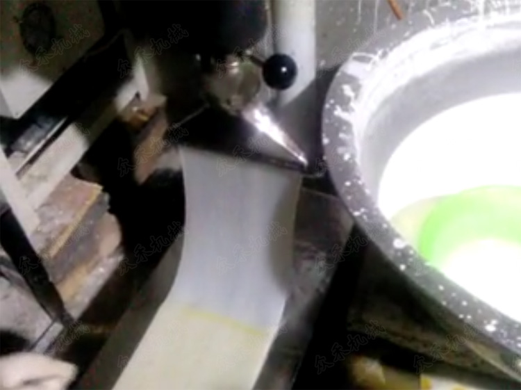 人工接皮裁剪刷油立式擀面皮机操作方法