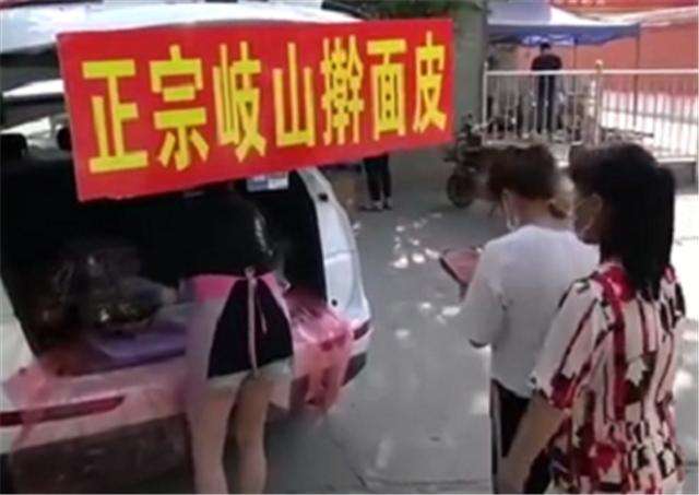 地摊经济助力特色擀面皮地摊小吃生意火爆