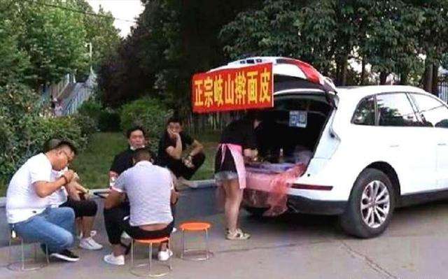 地摊经济助力擀面皮生意火爆