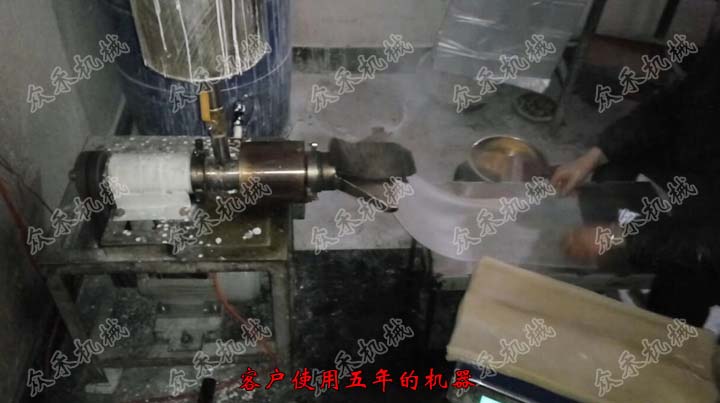 70型卧式擀面皮机视频用户生产擀面皮加工车间