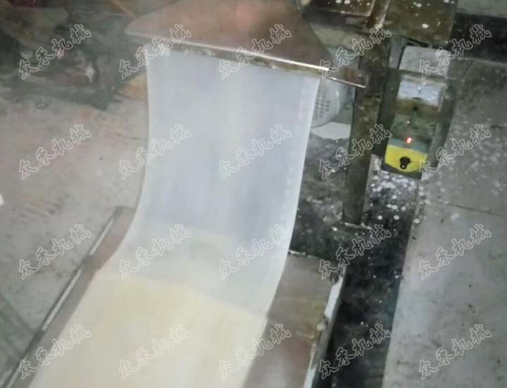 70型卧式擀面皮机视频加工生产擀面皮做法