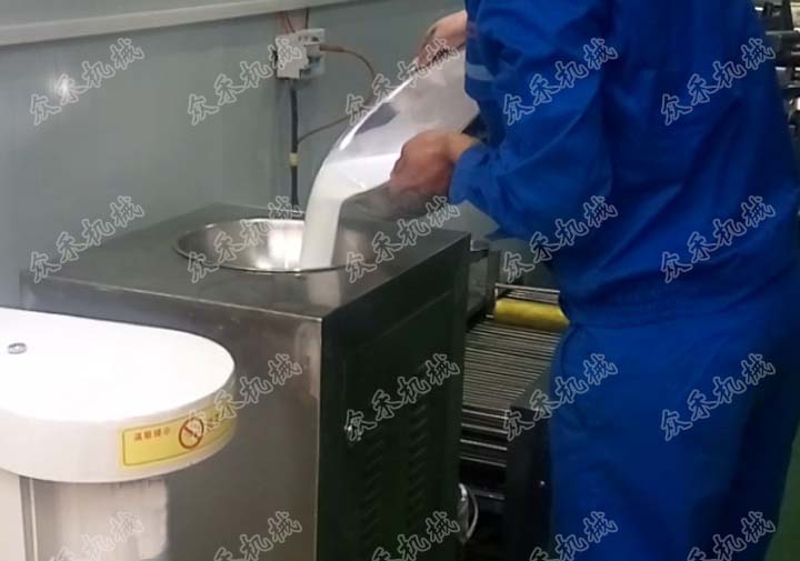 洗好面浆自制凉皮擀面皮面筋怎么做好吃