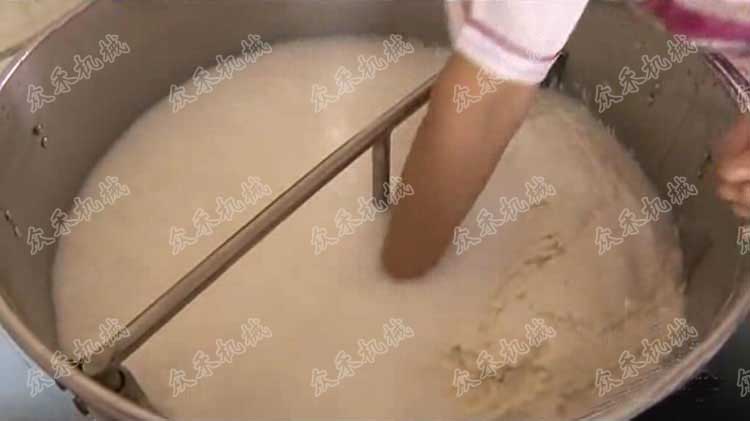 黑擀面皮制作方法先和面洗面过滤面浆