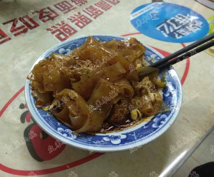 50型卧式擀面皮机视频擀面皮效果展示