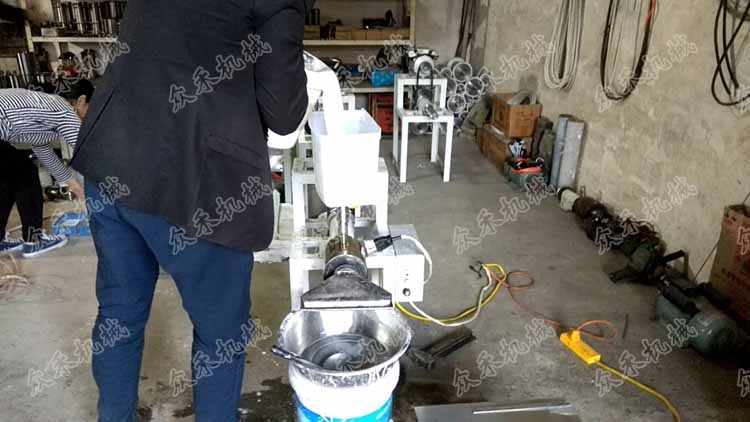 50型卧式擀面皮机视频进面斗倒入面浆